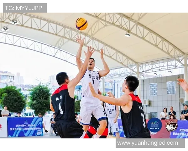 武汉篮球队配合问题引发热议球迷与专家各抒己见分析球队未来发展方向